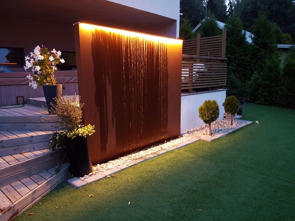 Early autumn yard lighting